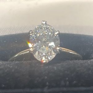 Stunning 1,5 lab grown oval diamond solitaire engagement ring 14 k yellow gold